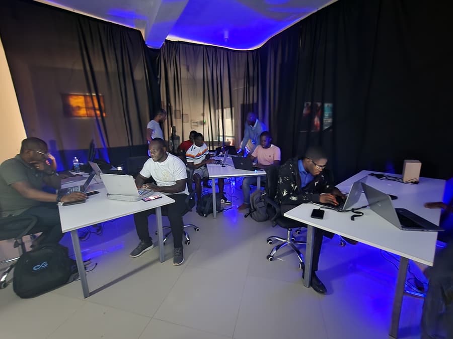 Alunos da VASSAMA Academy em sessão hands-on