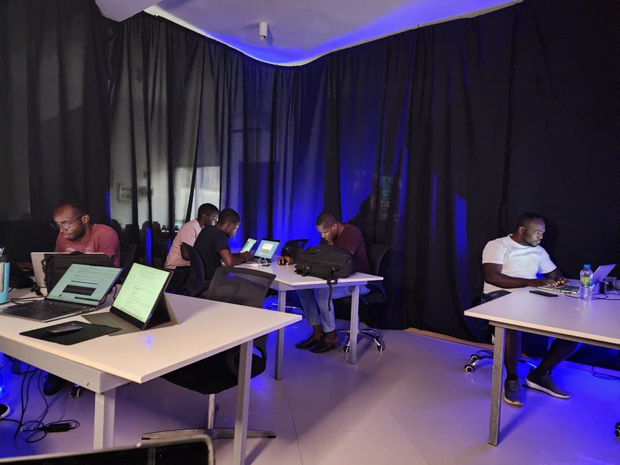 Instrutor a apoiar aluno da VASSAMA Academy